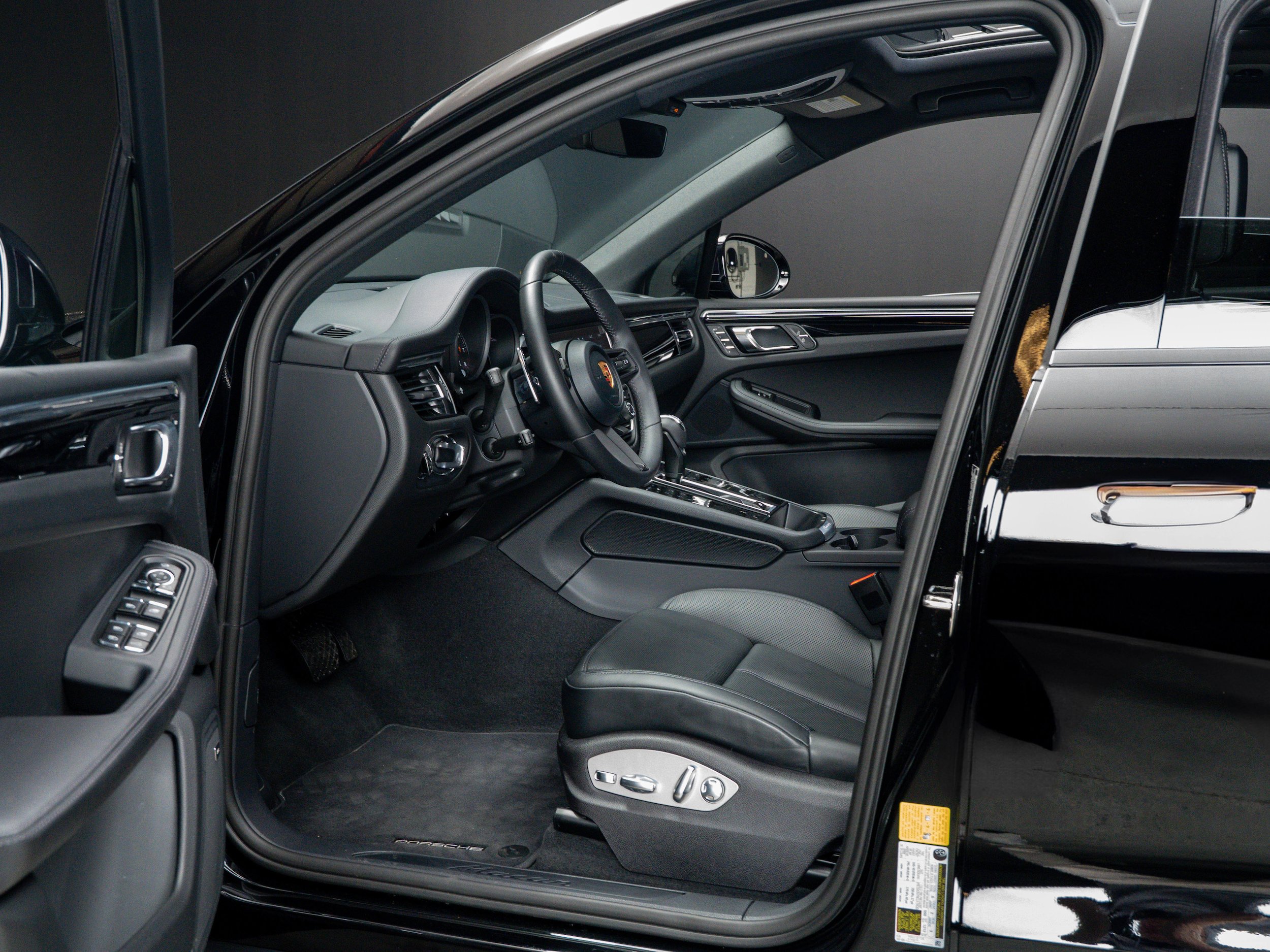 Certified 2026 Porsche Macan AWD/4WD image 4
