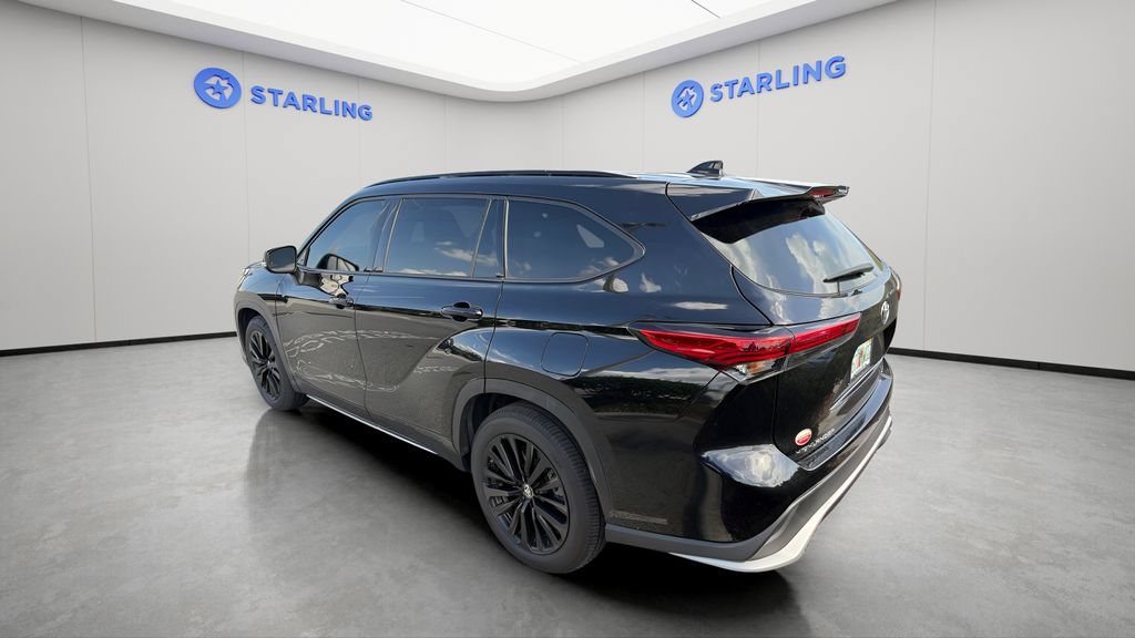 Used 2023 Toyota Highlander XSE FWD image 2