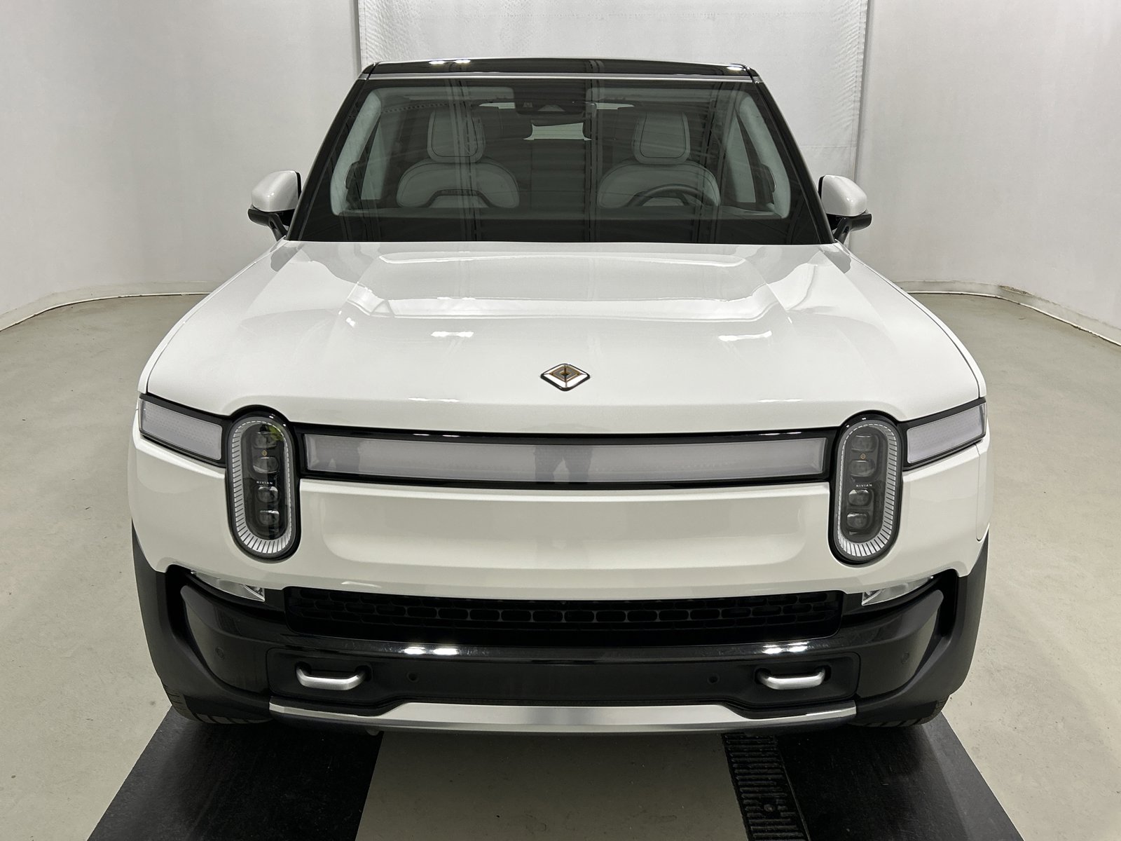 Used 2024 Rivian R1S Adventure AWD/4WD image 8