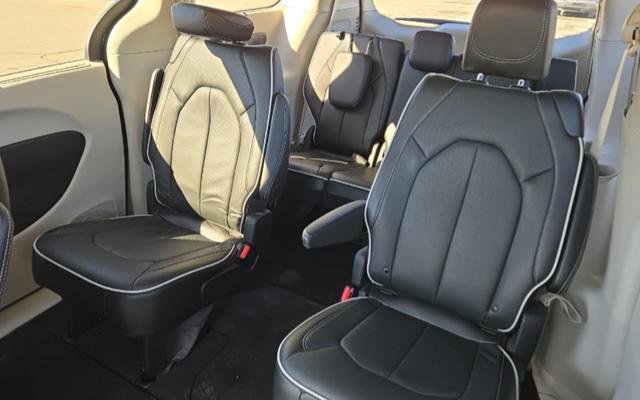Used 2024 Chrysler Pacifica Limited FWD image 8