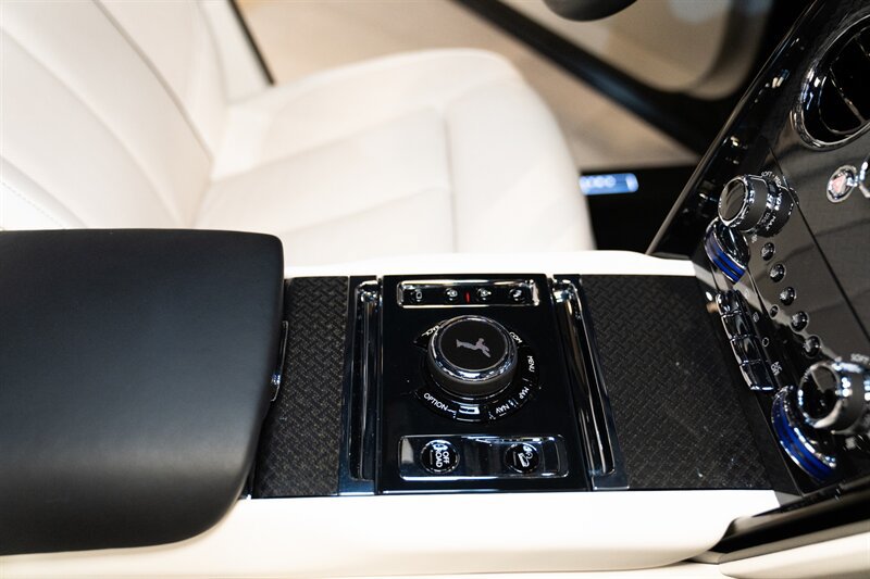 Used 2023 Rolls-Royce Cullinan Black Badge w/ Dark Exterior Package AWD/4WD image 21