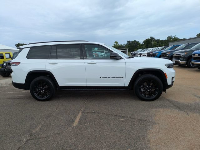 Used 2025 Jeep Grand Cherokee L Laredo RWD image 3