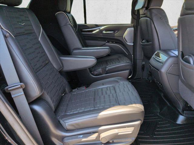 Used 2022 Cadillac Escalade Premium Luxury Platinum w/ Heavy-Duty Trailer Package AWD/4WD image 22