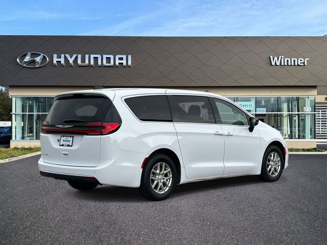 Used 2025 Chrysler Pacifica Select FWD image 5