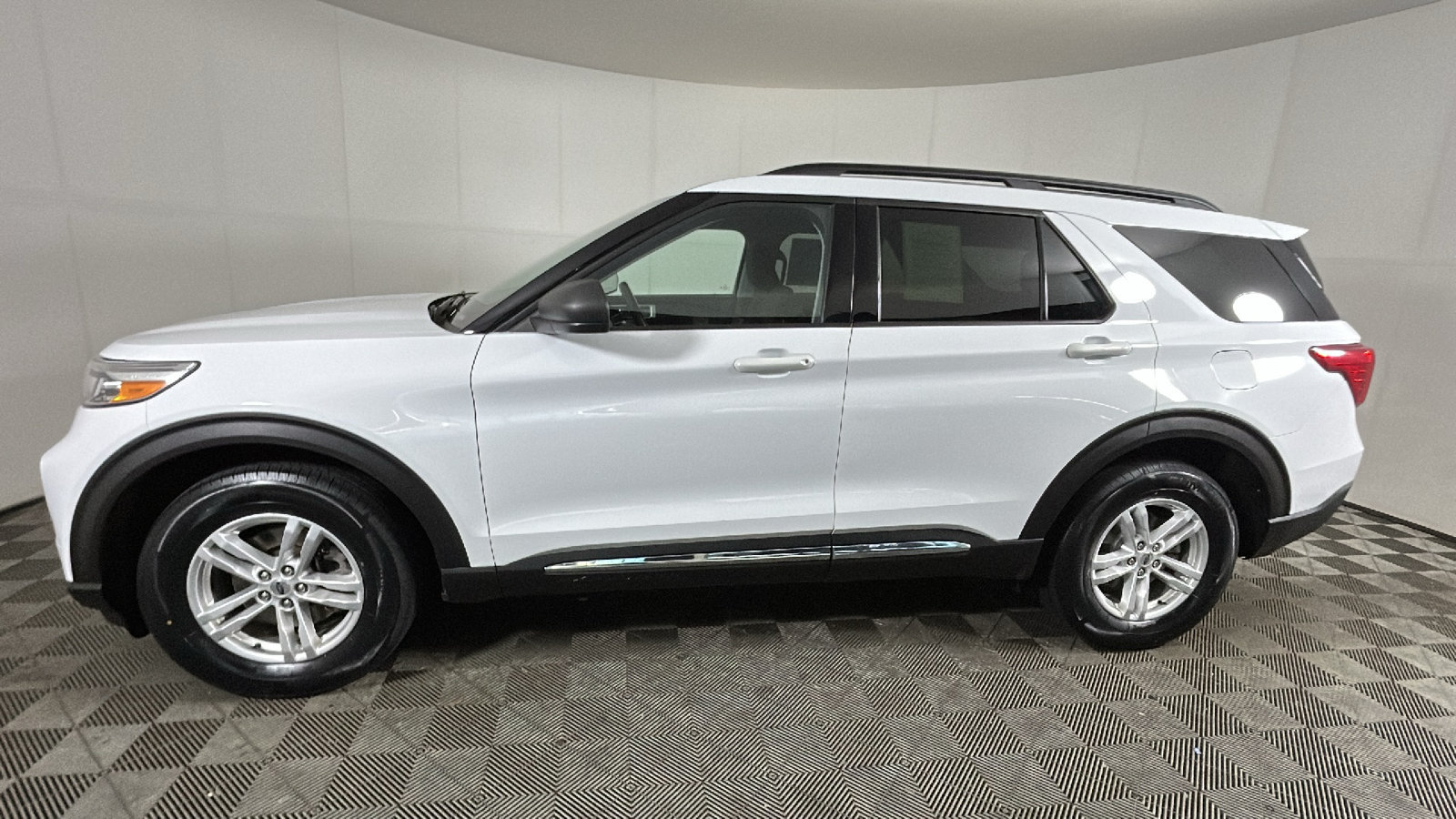 Used 2020 Ford Explorer XLT w/ Comfort Package AWD/4WD image 7