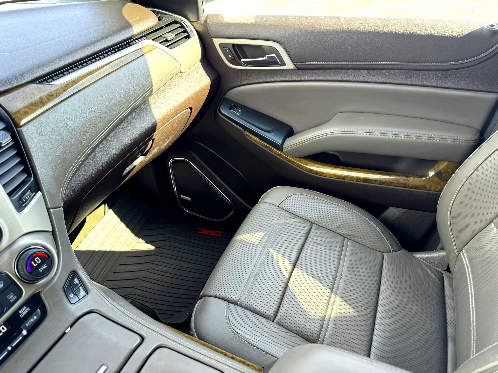 Used 2016 GMC Yukon Denali w/ Open Road Package image 37