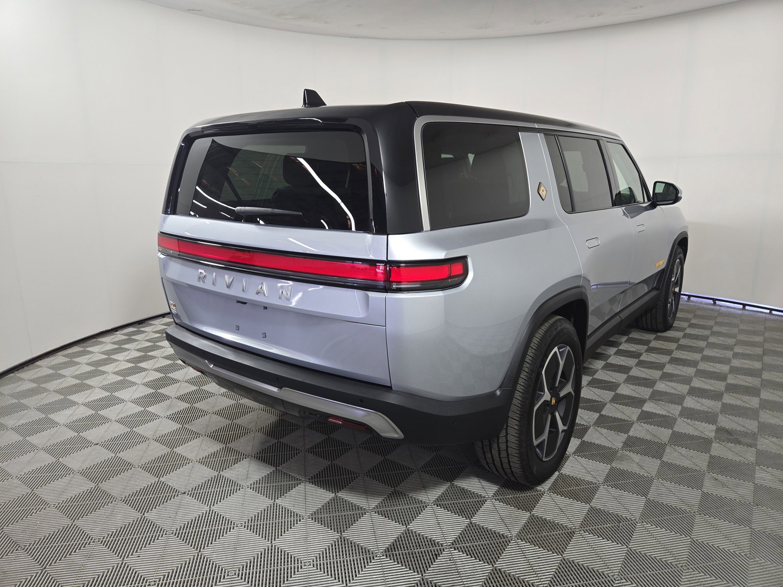 Used 2024 Rivian R1S Adventure image 5