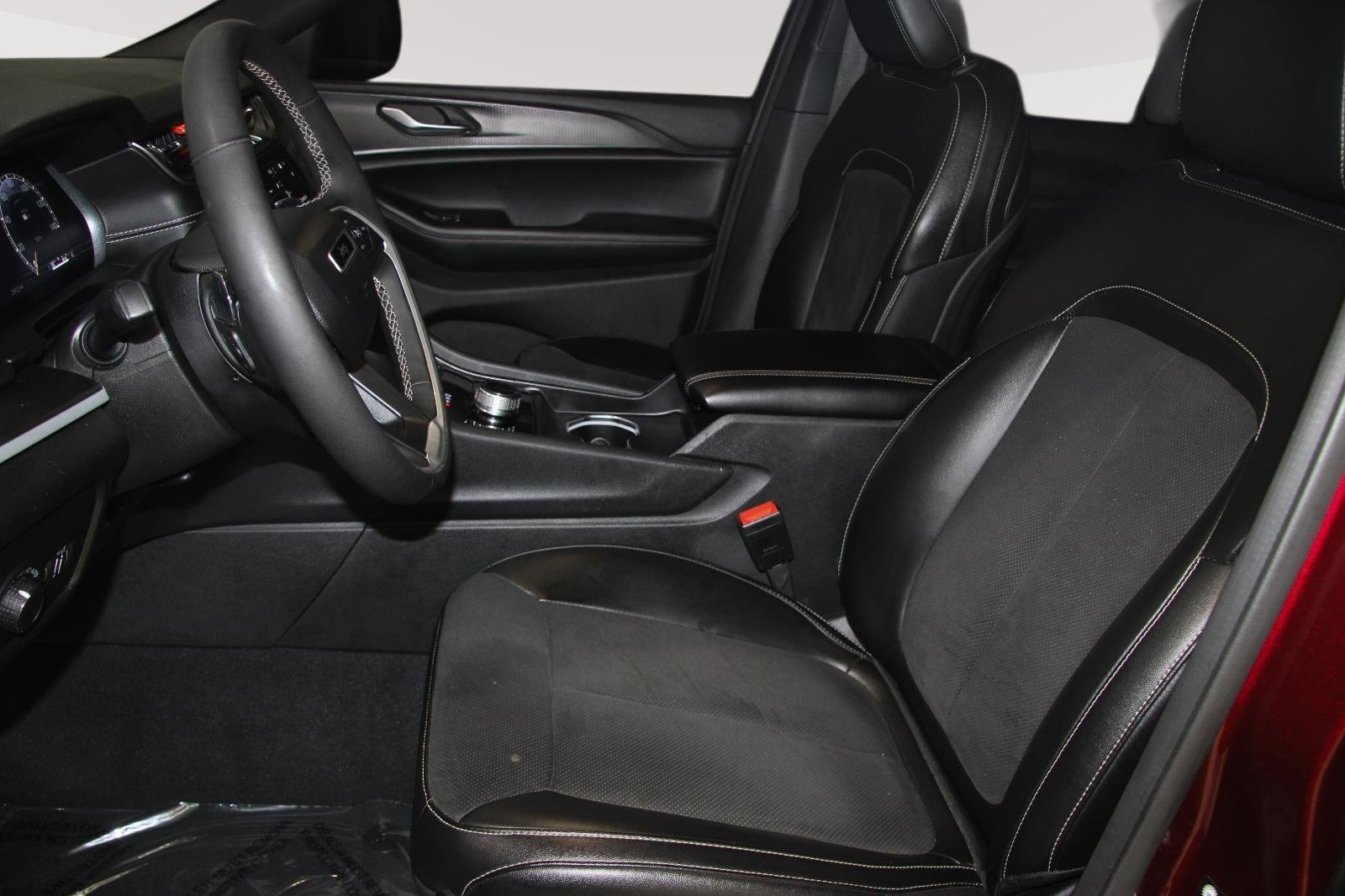 Used 2024 Jeep Grand Cherokee Altitude image 19