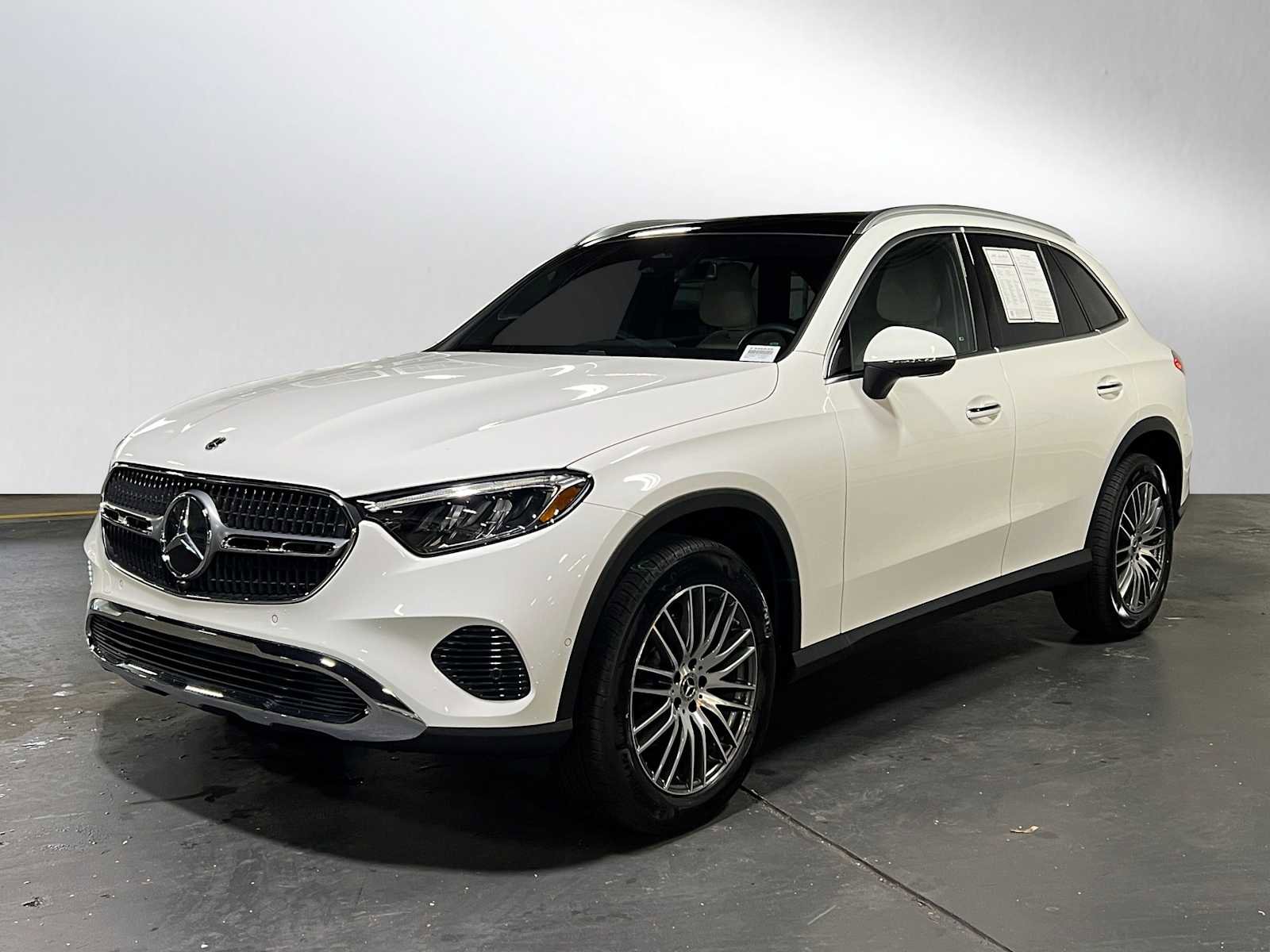 Used 2025 Mercedes-Benz GLC 300 4MATIC image 7