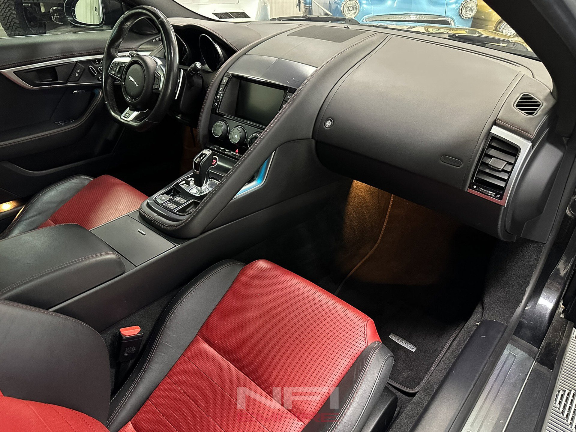 Used 2018 Jaguar F-TYPE R AWD/4WD image 36