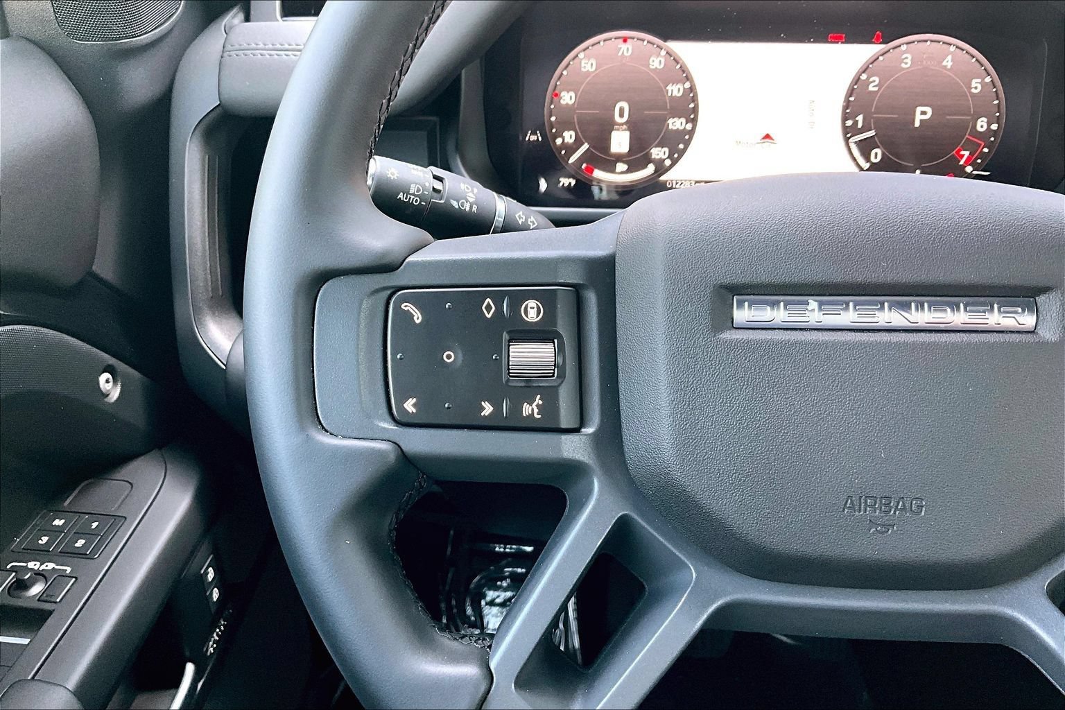 Used 2025 Land Rover Defender 90 X-Dynamic SE AWD/4WD image 18