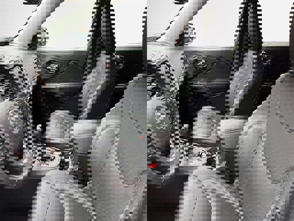 Used 2021 Jeep Cherokee Latitude Lux w/ Comfort/Convenience Group image 12