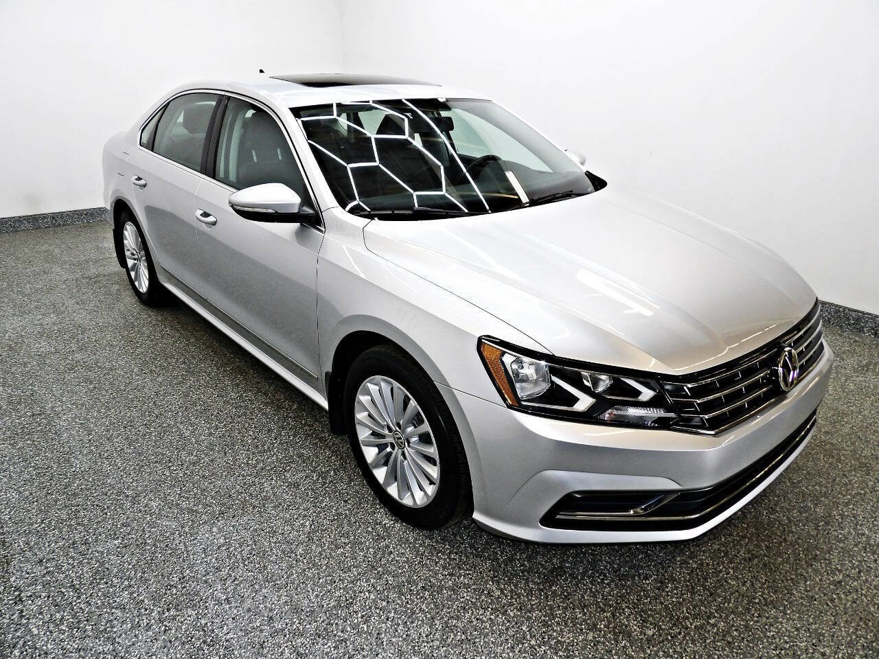Used 2017 Volkswagen Passat 1.8T SE image 3