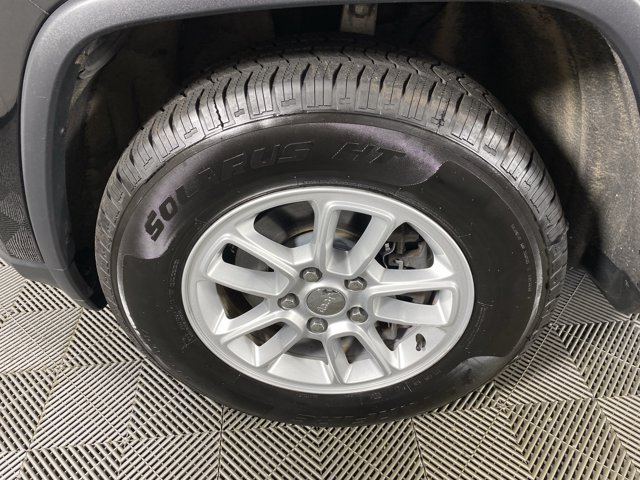 Used 2019 Jeep Grand Cherokee Laredo AWD/4WD image 12