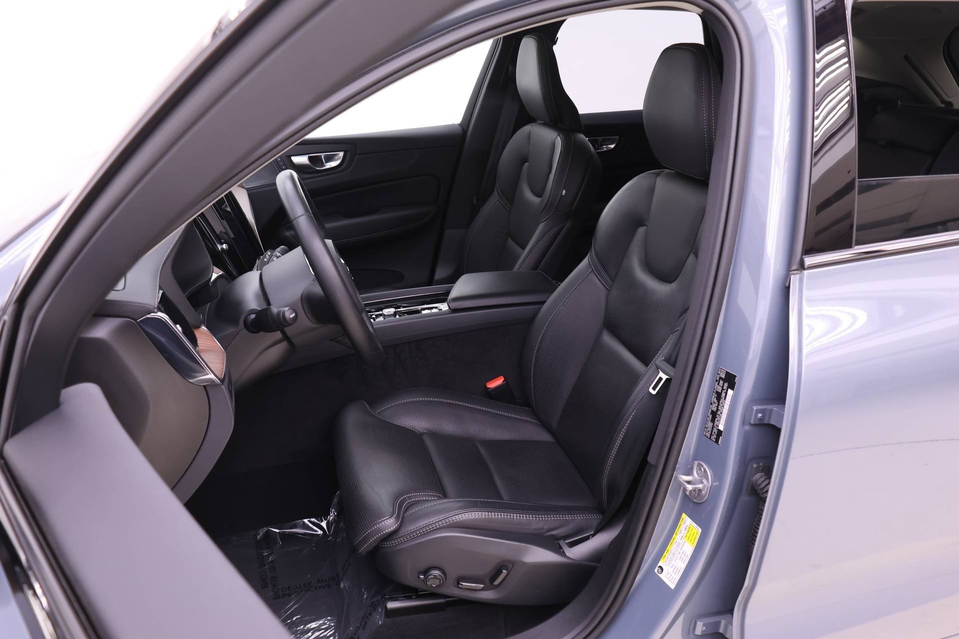 Certified 2024 Volvo XC60 B5 Ultimate w/ Protection Package Premier image 7