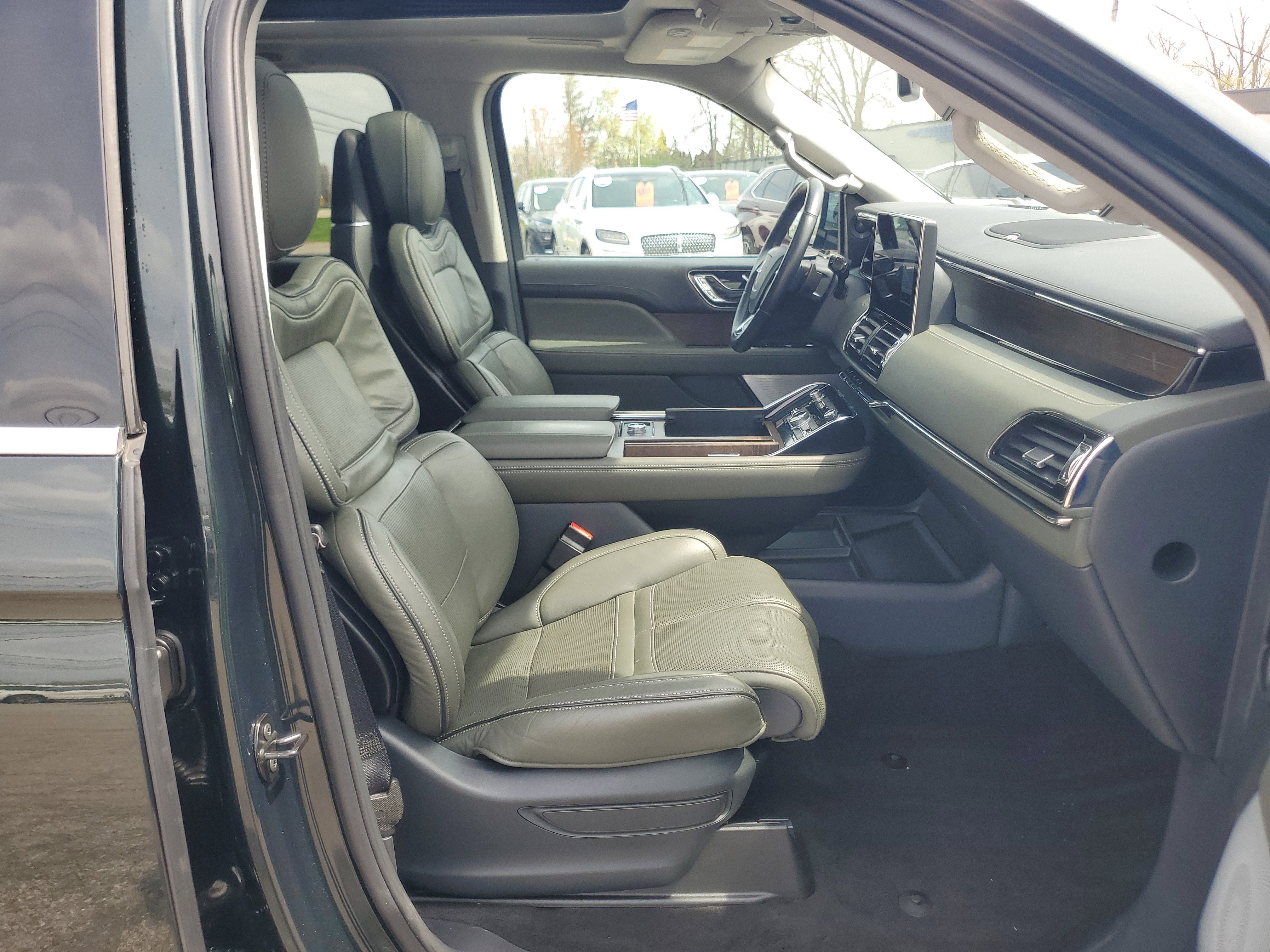 Certified 2024 Lincoln Navigator Black Label AWD/4WD image 9