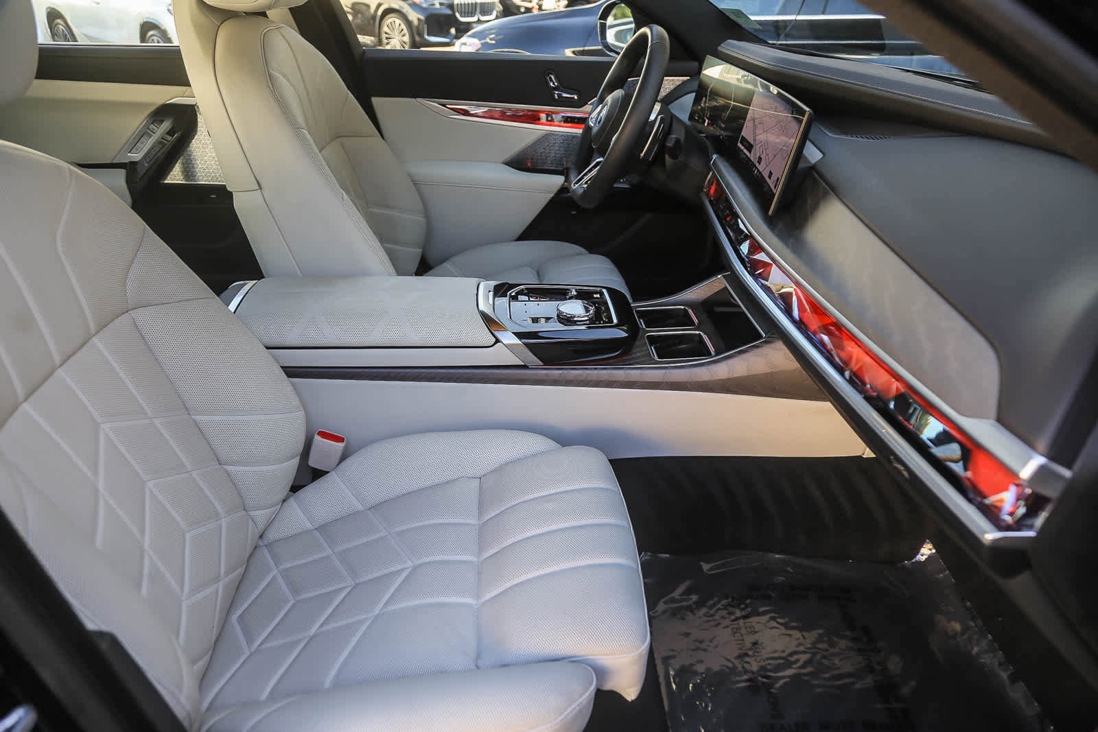 Used 2025 BMW 750e xDrive w/ Premium Package image 13