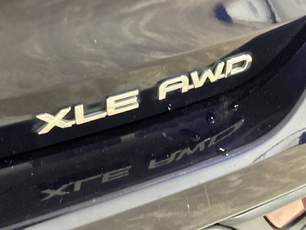 Used 2020 Toyota Highlander XLE AWD/4WD image 27