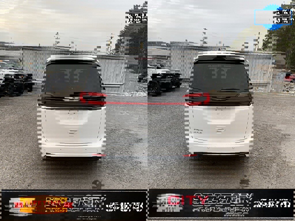 Used 2024 Chrysler Pacifica Touring-L image 6