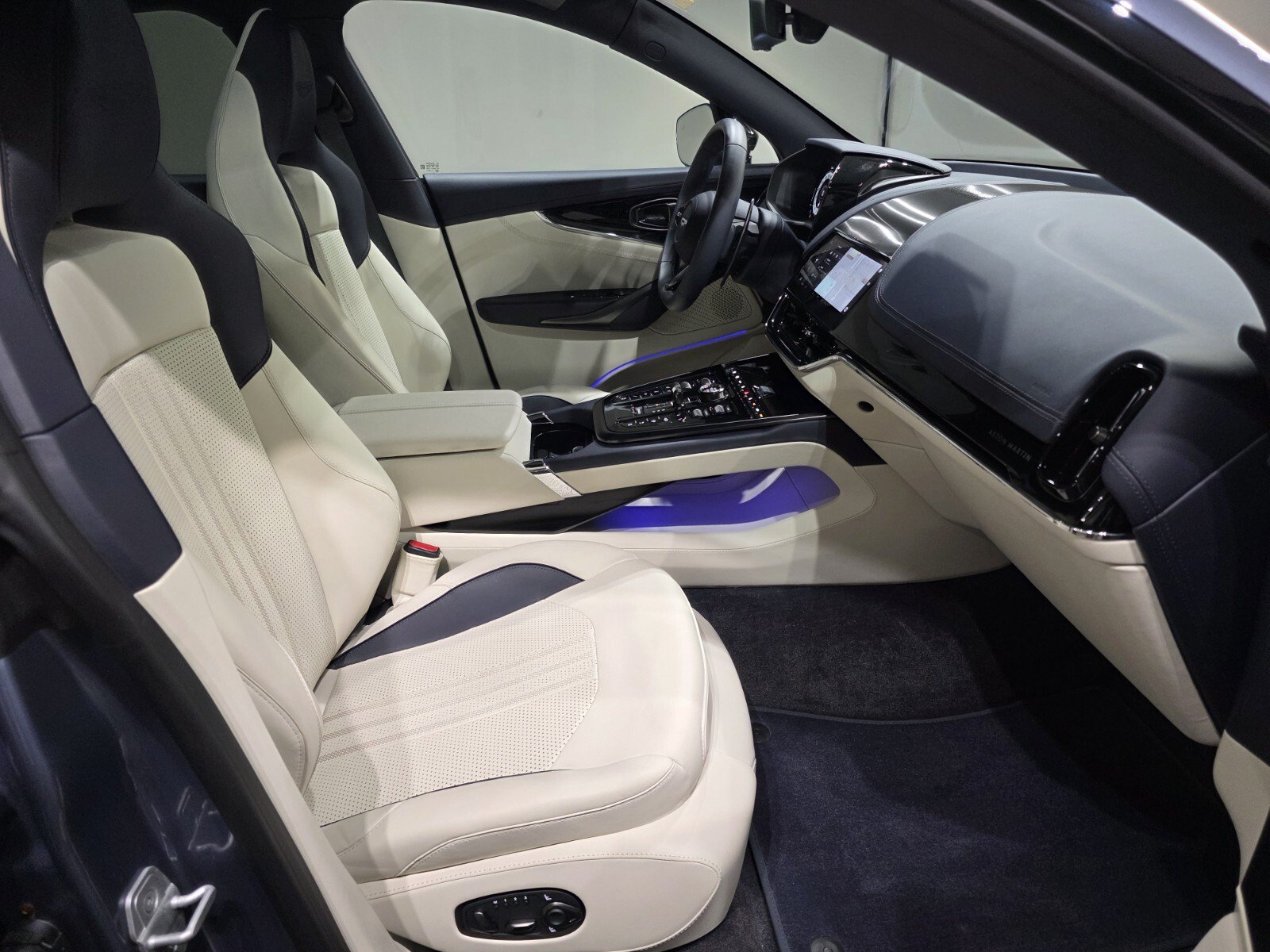 Used 2025 Aston Martin DBX 707 AWD/4WD image 23