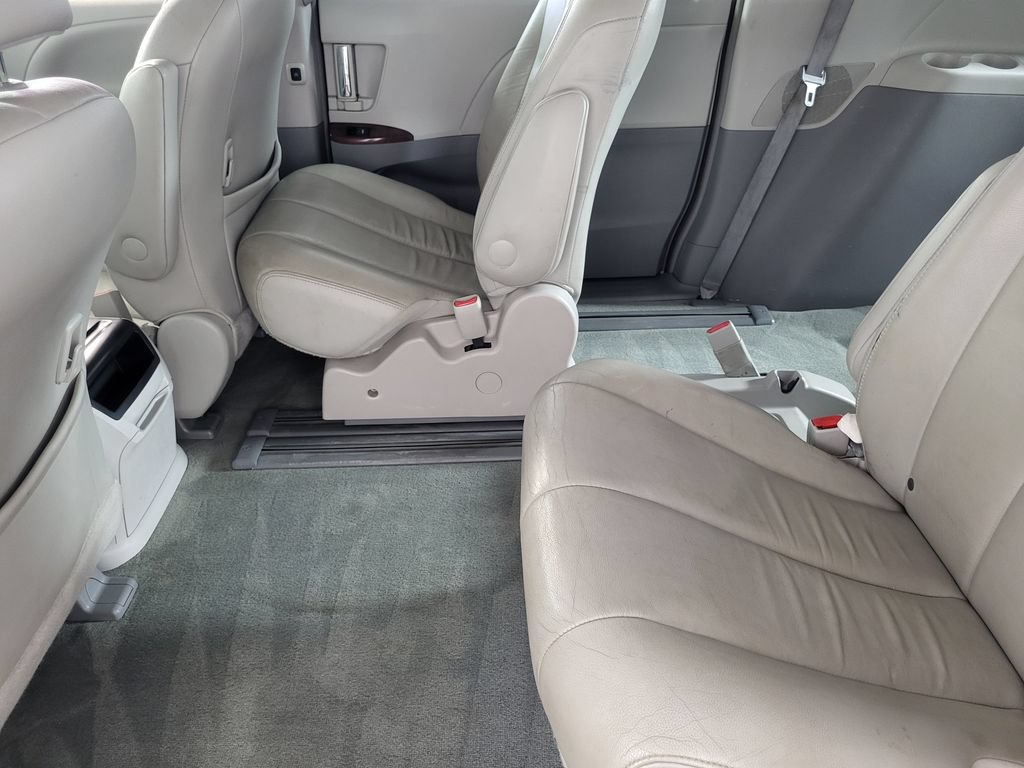 Used 2014 Toyota Sienna XLE FWD image 27