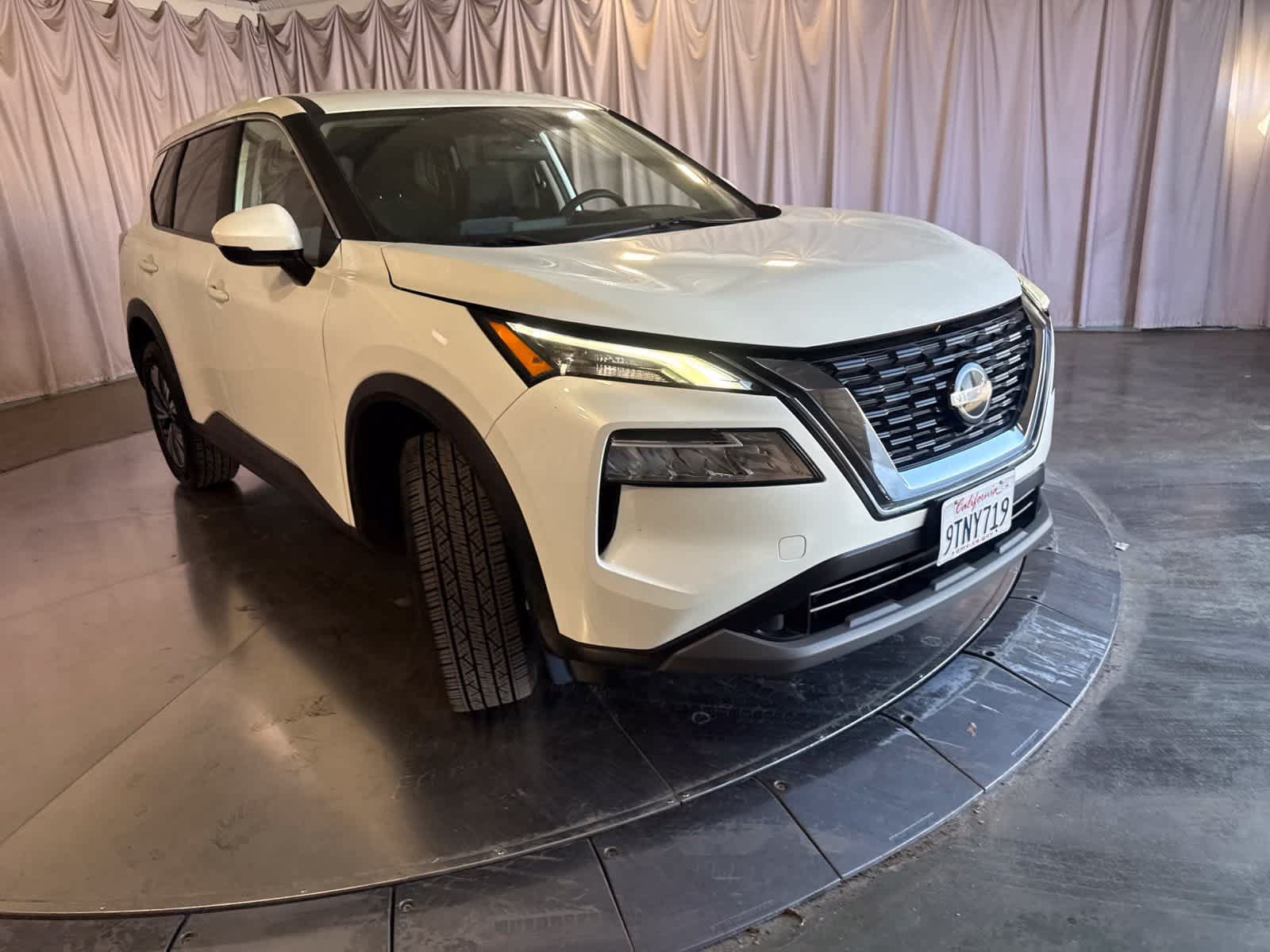 Used 2022 Nissan Rogue SV FWD image 3