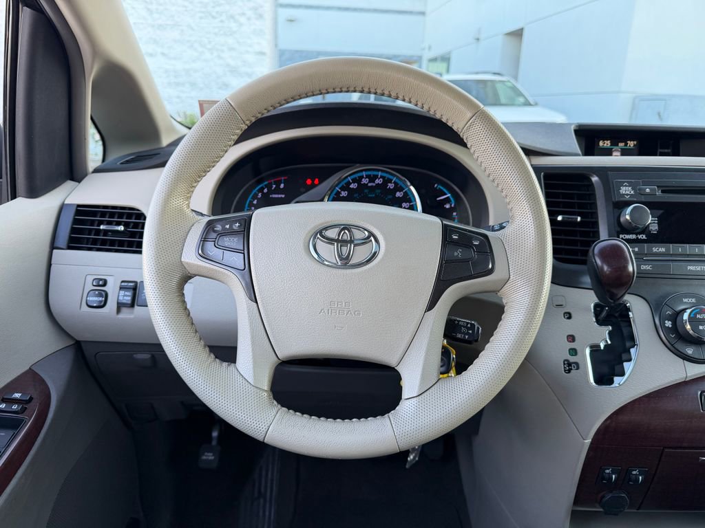 Used 2011 Toyota Sienna XLE AWD/4WD image 10