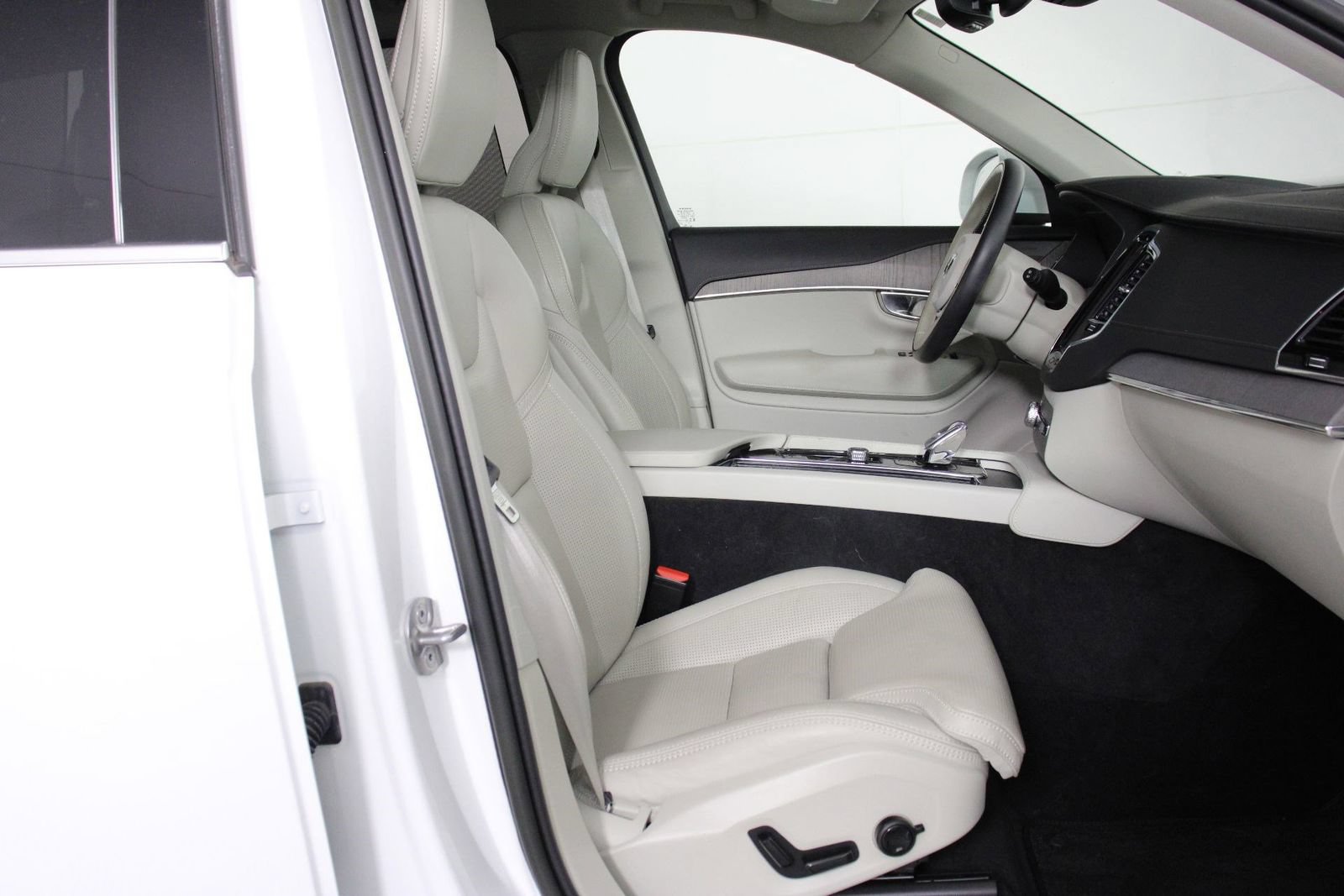 Used 2023 Volvo XC90 T8 Ultimate AWD/4WD image 29