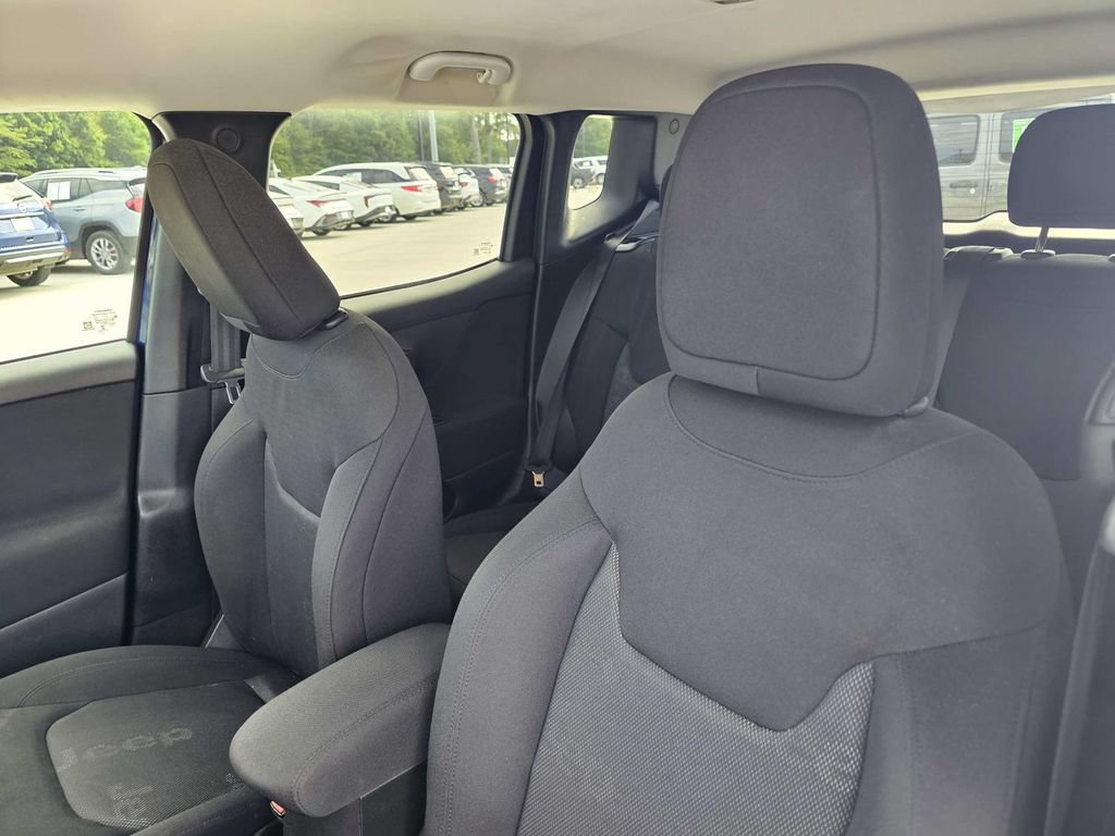 Used 2017 Jeep Renegade Latitude FWD image 23