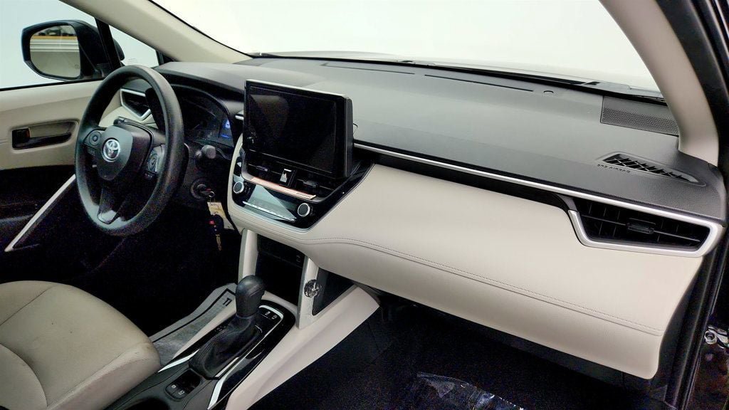 Used 2025 Toyota Corolla Cross L FWD image 21