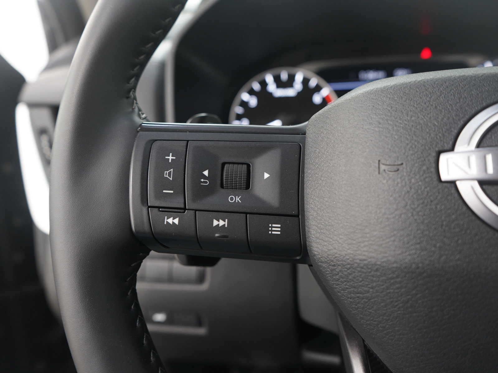 Used 2025 Nissan Rogue SV image 27