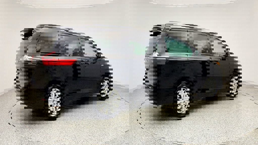 Used 2017 Toyota Sienna LE image 5