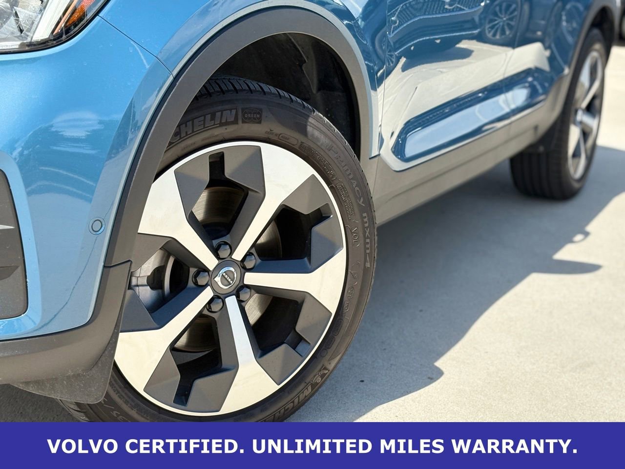 Certified 2025 Volvo XC40 B5 Plus AWD/4WD image 11