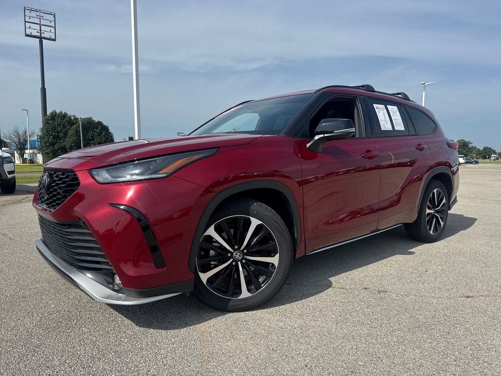 Used 2022 Toyota Highlander XSE FWD image 1