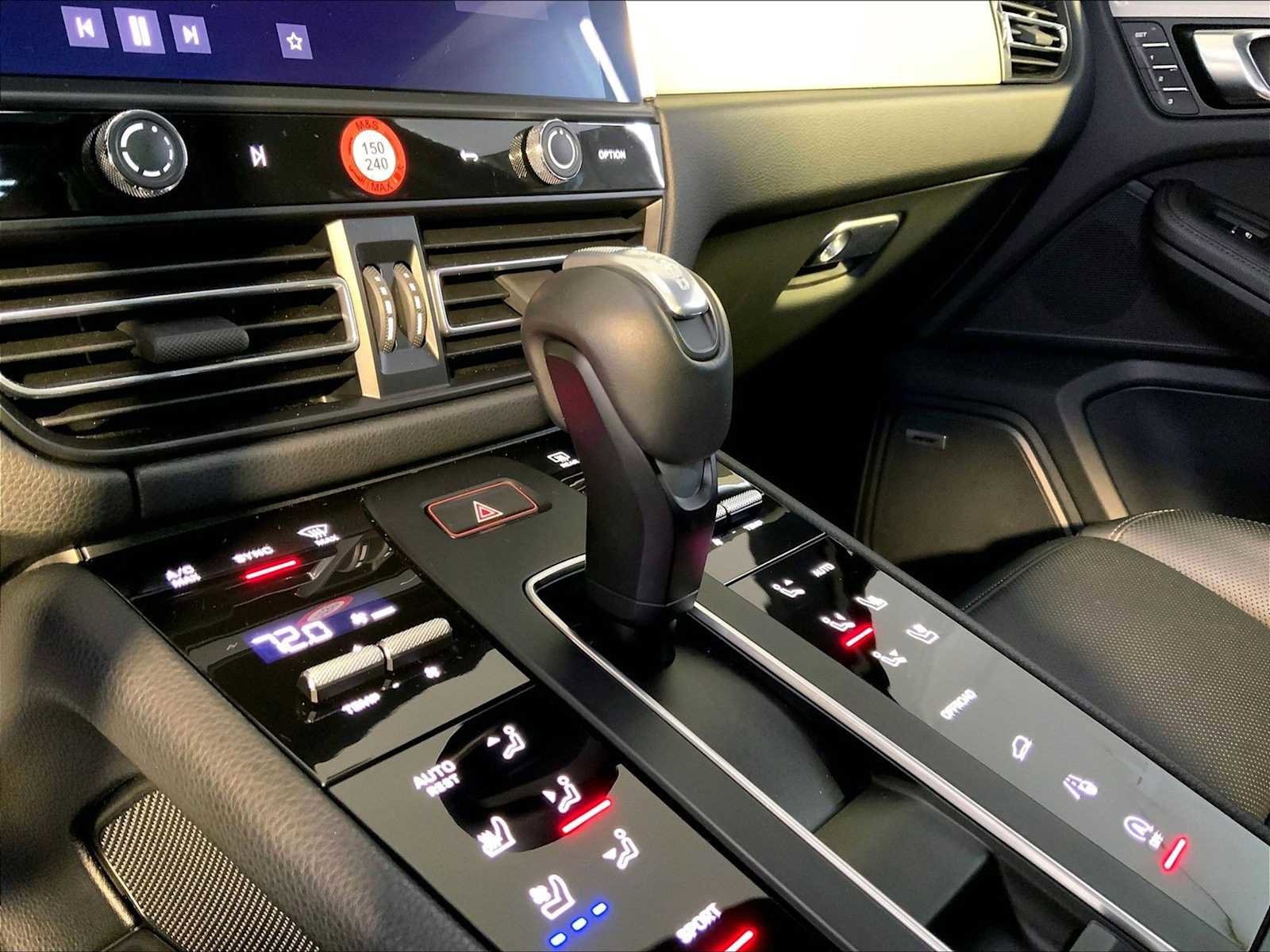 Certified 2025 Porsche Macan image 17