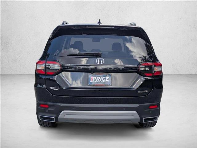 Used 2025 Honda Pilot Touring image 4