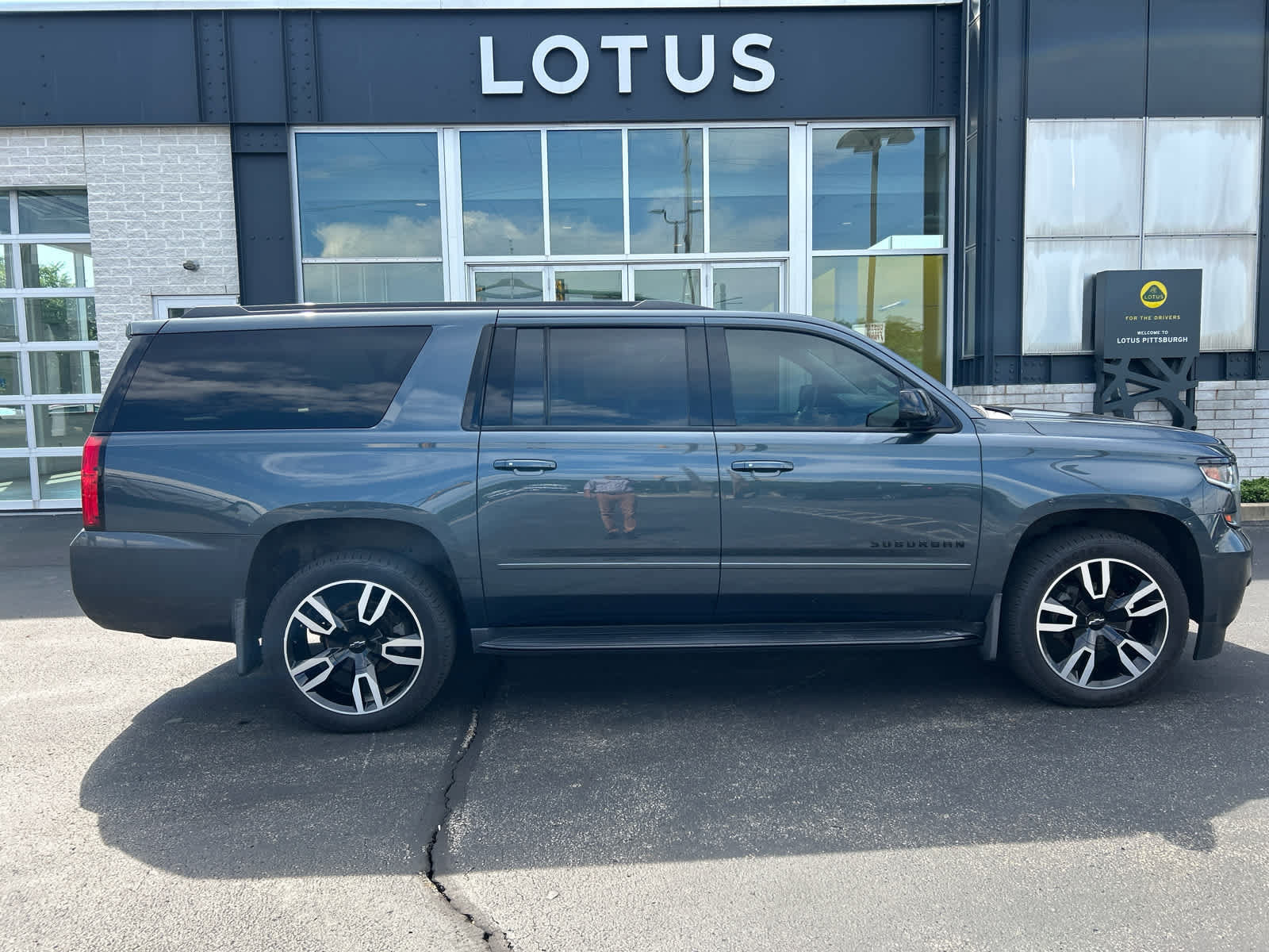 Used 2019 Chevrolet Suburban Premier AWD/4WD image 7