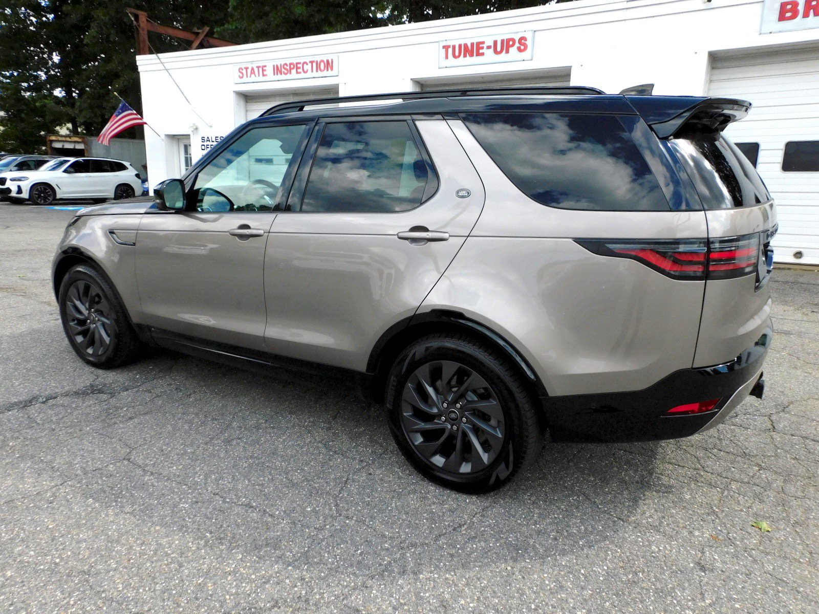 Used 2022 Land Rover Discovery S R-Dynamic AWD/4WD image 3