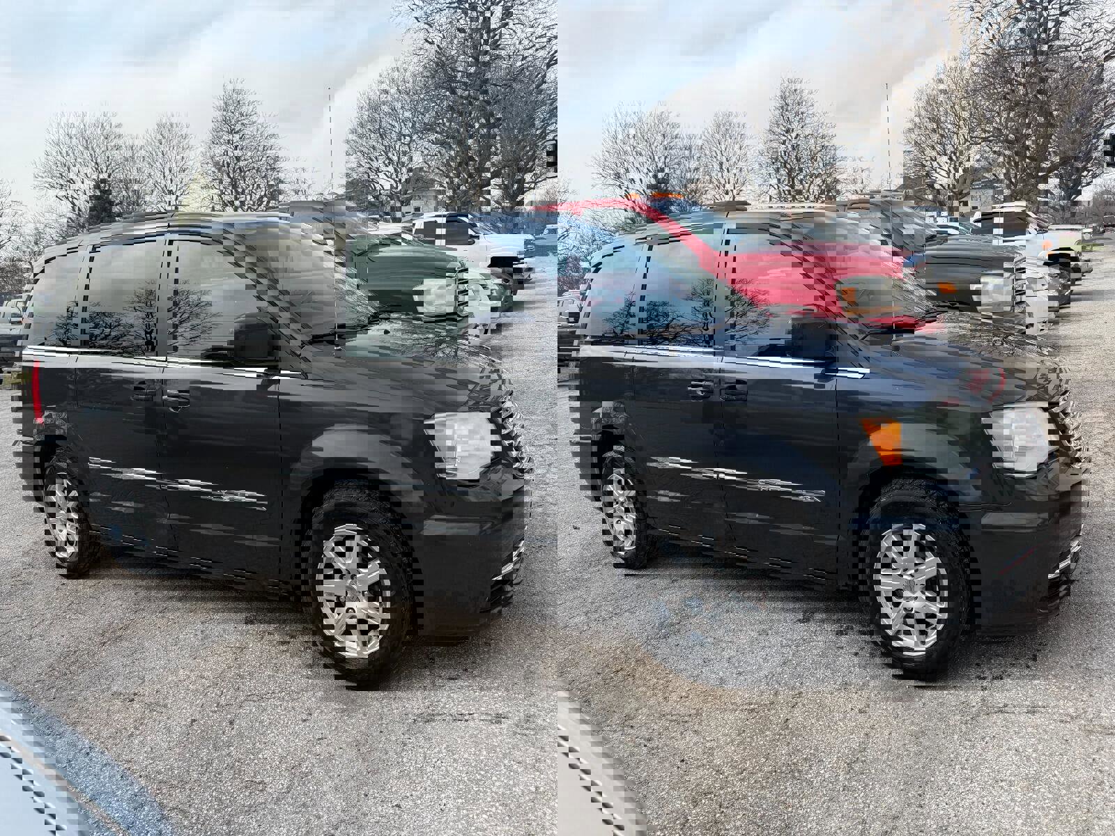 Used 2012 Chrysler Town & Country Touring image 3