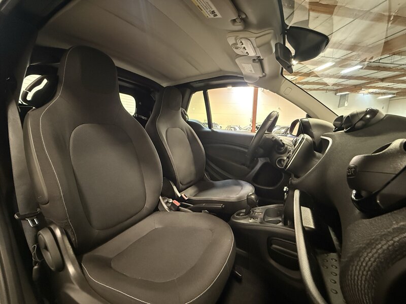 Used 2017 smart fortwo passion RWD image 16