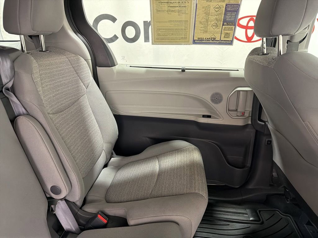 Used 2021 Toyota Sienna LE AWD/4WD image 18