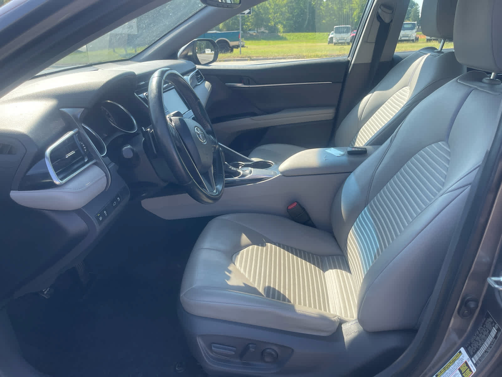 Used 2018 Toyota Camry SE w/ Convenience Package FWD image 10