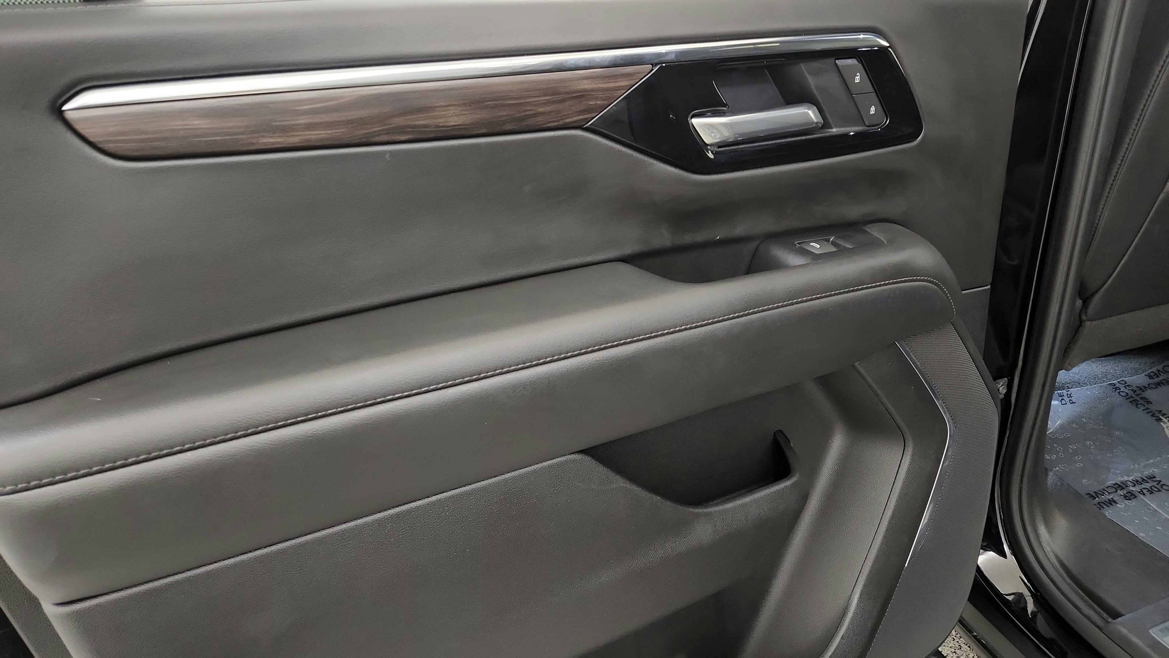 Used 2025 Chevrolet Suburban Z71 AWD/4WD image 26