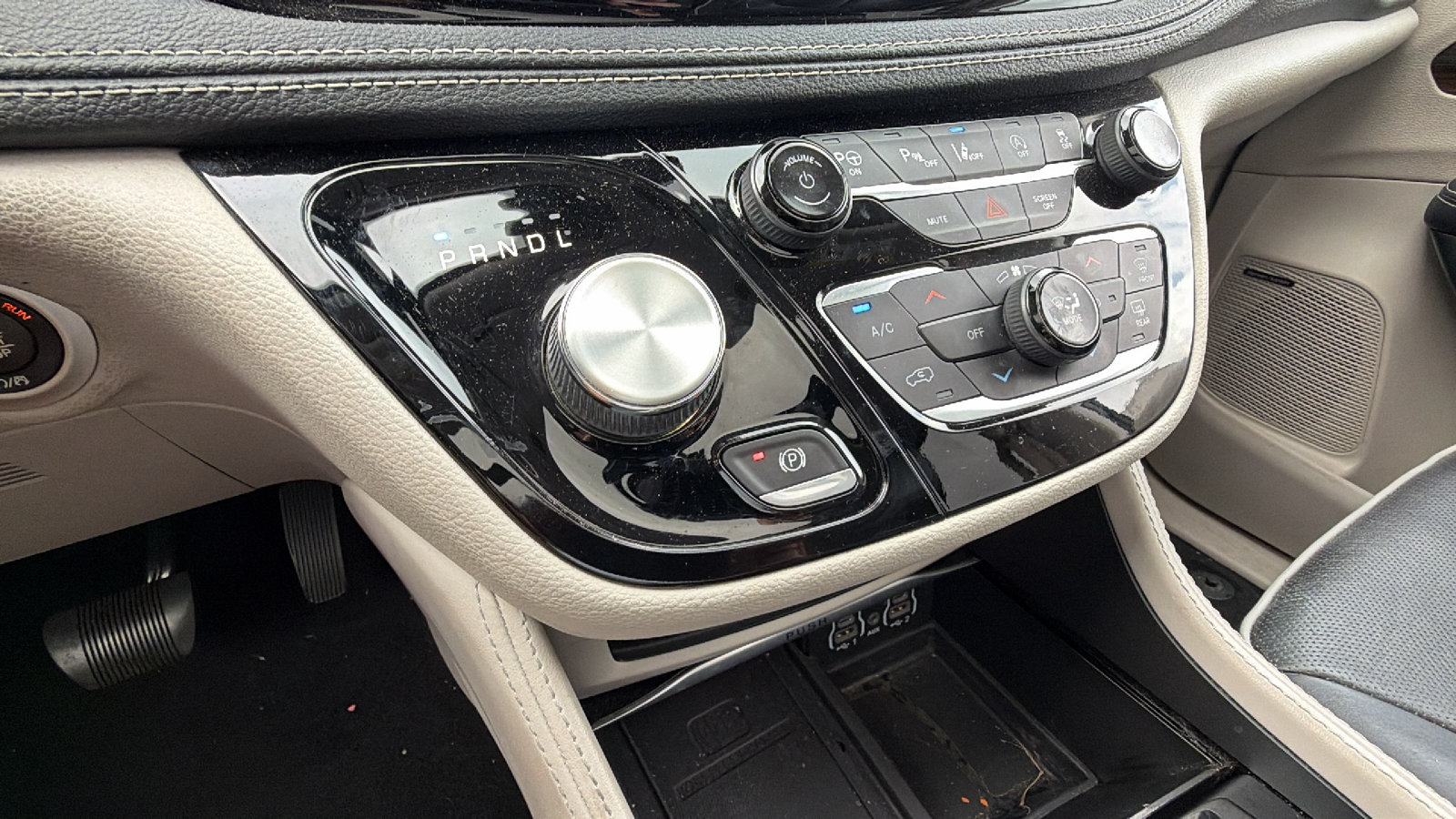 Used 2022 Chrysler Pacifica Limited FWD image 33