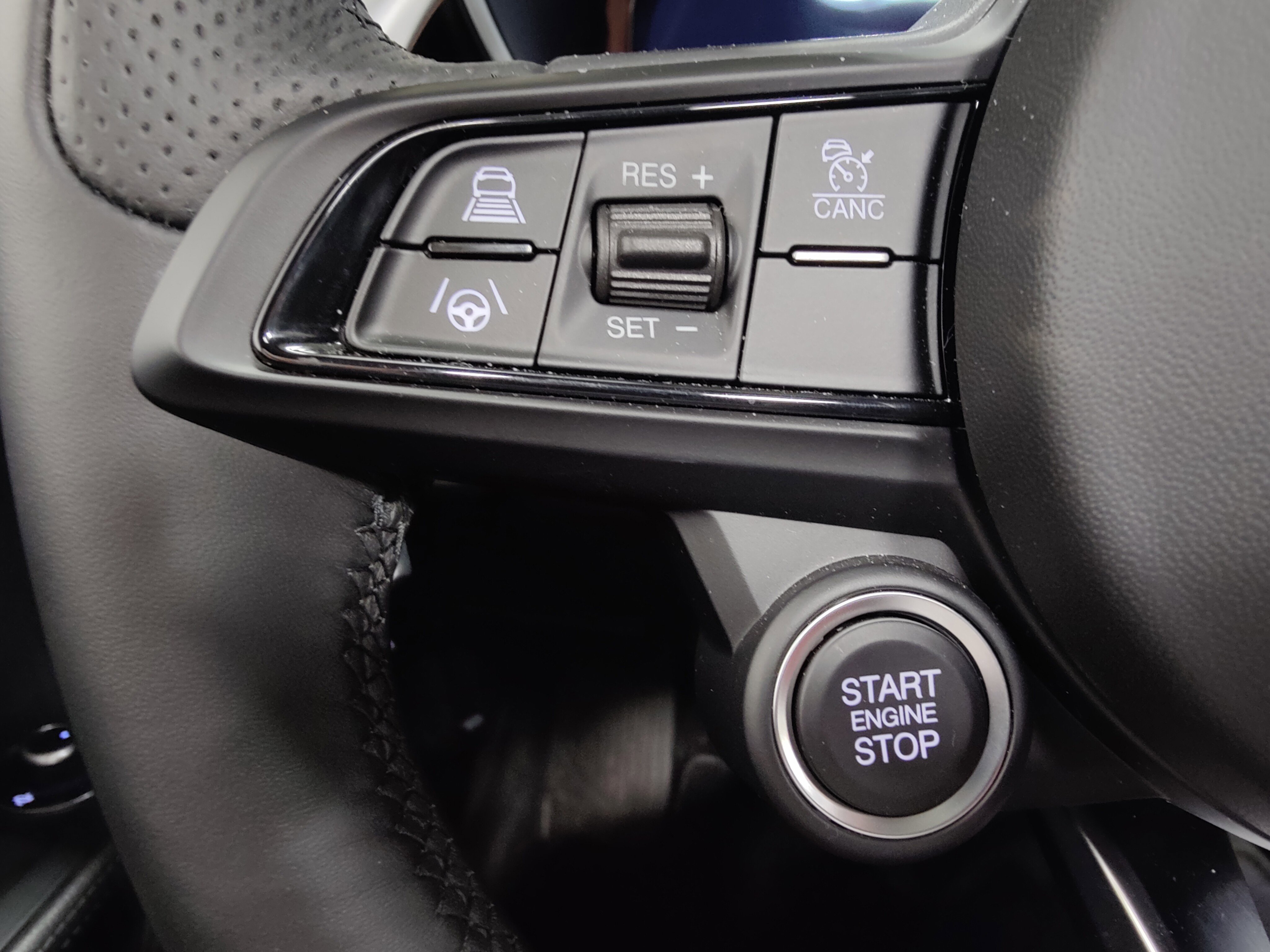 New 2025 Alfa Romeo Giulia AWD w/ Veloce Package AWD image 28