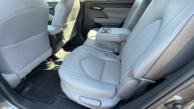 Used 2022 Toyota Highlander XLE AWD/4WD image 16