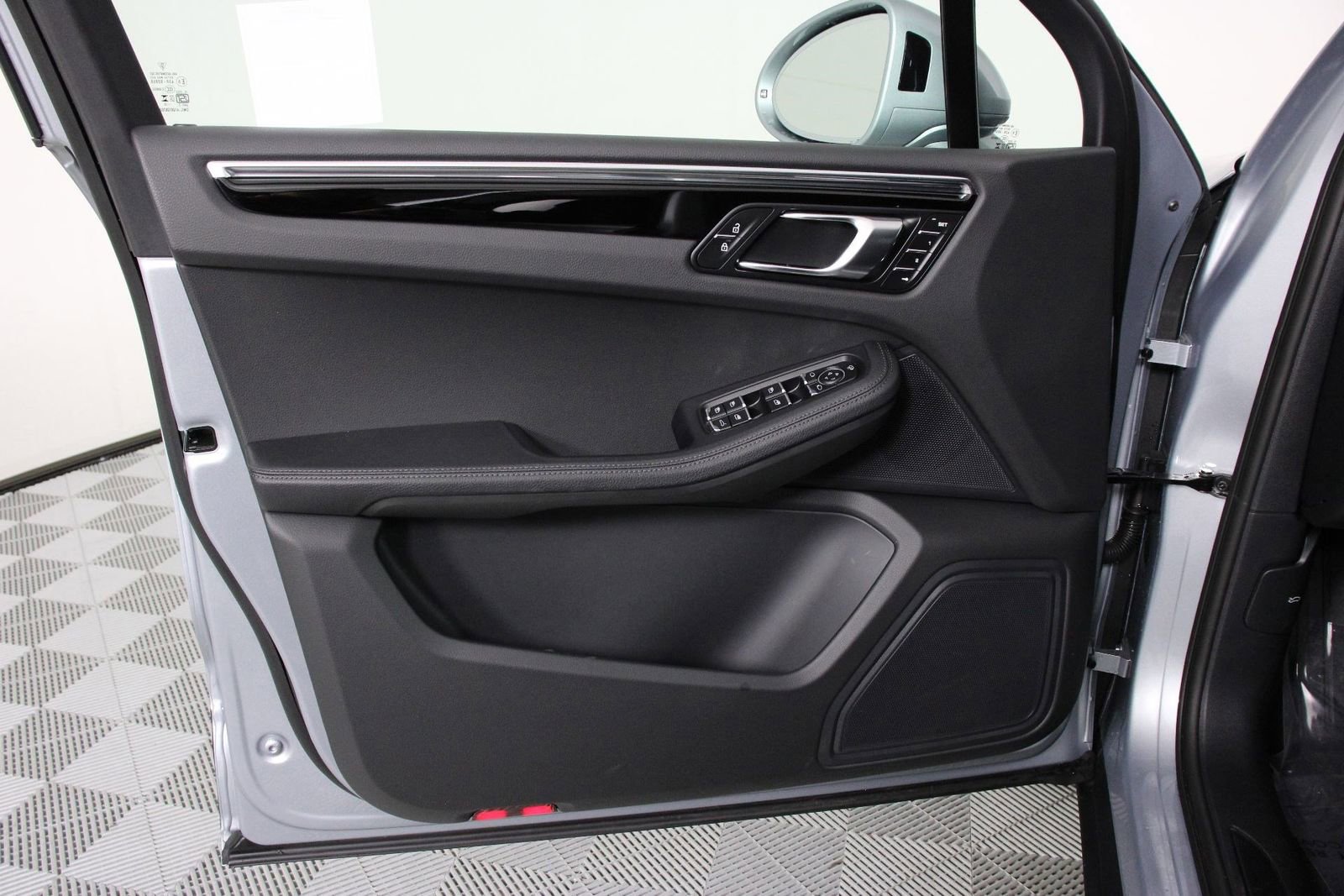 Certified 2025 Porsche Macan image 20