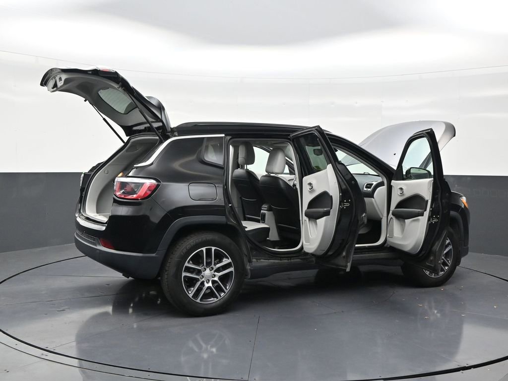 Used 2018 Jeep Compass Latitude FWD image 28