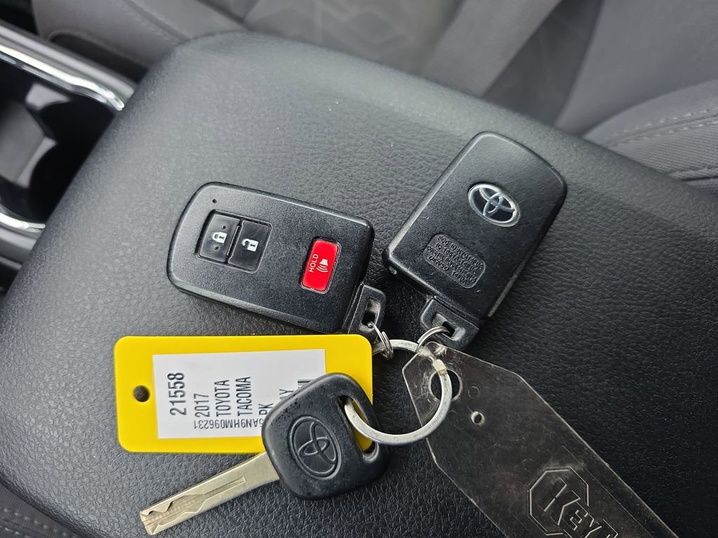 Used 2017 Toyota Tacoma TRD Off-Road image 29