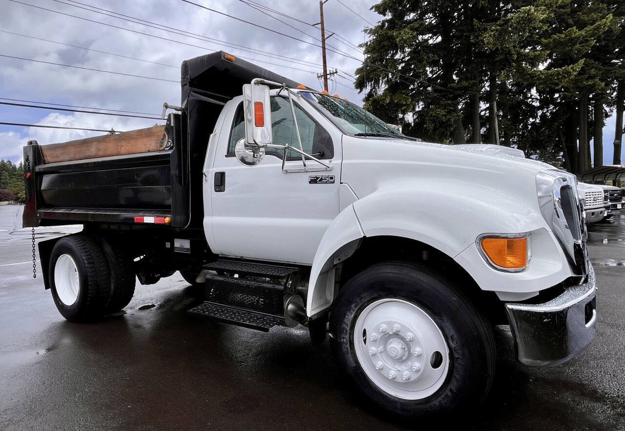 Used 2015 Ford F750 2WD Regular Cab Super Duty image 7
